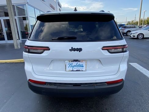 Used 2023 Jeep Grand Cherokee L Laredo image 7