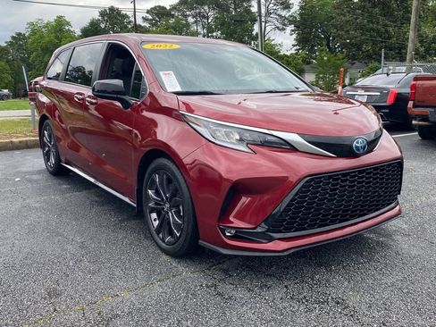 Used 2022 Toyota Sienna XSE FWD image 1