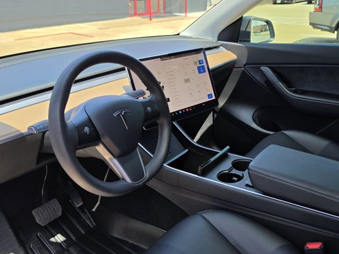 Used 2021 Tesla Model Y Long Range AWD/4WD image 25