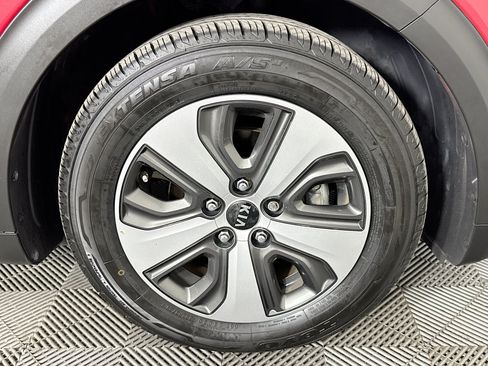 Used 2018 Kia Niro EX FWD image 30