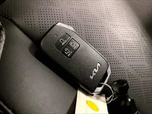 Used 2023 Kia Carnival LX FWD image 29