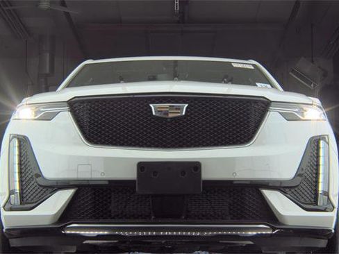 Used 2023 Cadillac XT6 Sport w/ Technology Package image 2