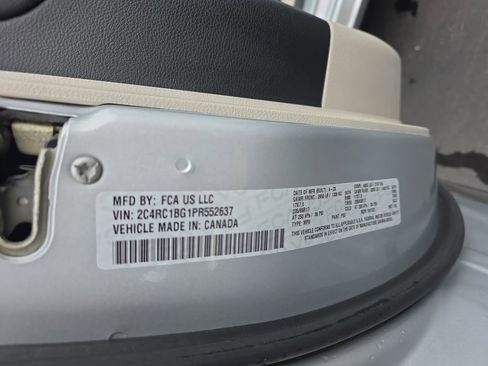 Used 2023 Chrysler Pacifica Touring-L image 25