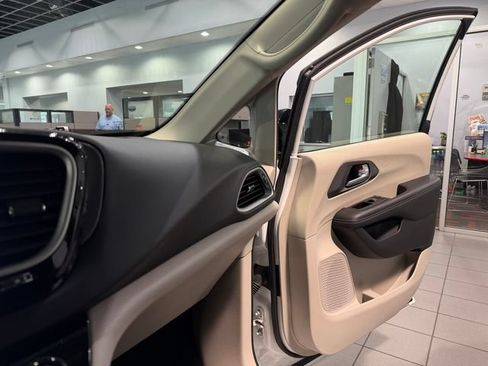 Used 2024 Chrysler Pacifica Touring-L FWD image 26