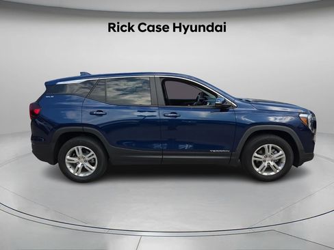 Used 2023 GMC Terrain SLE image 4