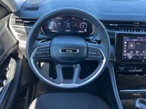 Used 2023 Jeep Grand Cherokee L Laredo image 15