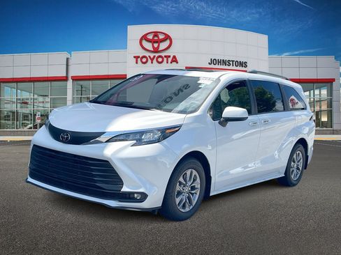 Used 2026 Toyota Sienna XLE FWD image 1