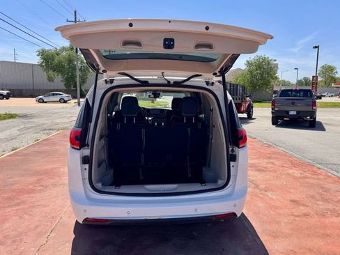 Used 2023 Chrysler Pacifica Limited FWD image 7