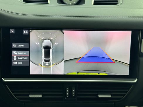 Used 2021 Porsche Cayenne GTS w/ Lightweight Sport Package image 27