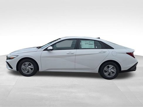 New 2026 Hyundai Elantra SE FWD image 2