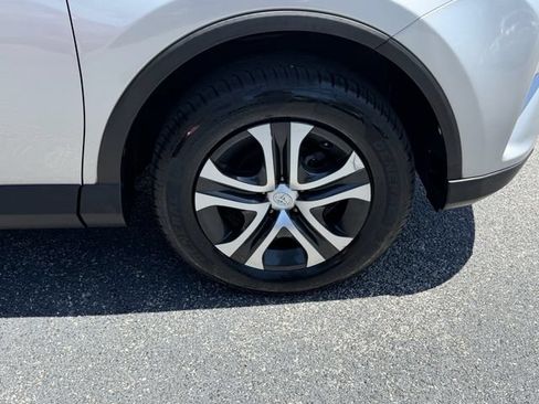 Used 2018 Toyota RAV4 LE FWD image 9