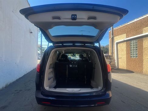 Used 2017 Chrysler Pacifica Touring image 9