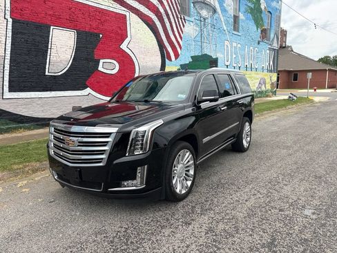 Used 2017 Cadillac Escalade Platinum AWD/4WD image 2