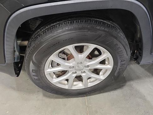 Used 2018 Jeep Cherokee Latitude w/ Cold Weather Group image 23