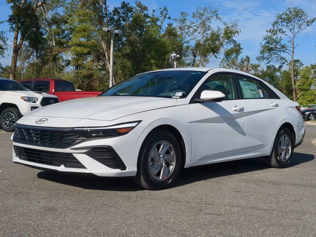 Used 2026 Hyundai Elantra SE FWD image 2