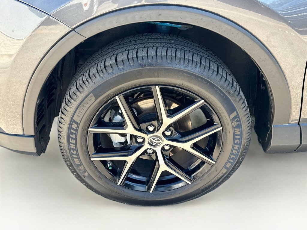 Used 2018 Toyota RAV4 SE w/ Power Extra Value Package FWD image 38