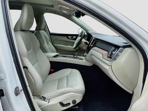 Used 2022 Volvo XC60 B5 Momentum w/ Protection Package Premier FWD image 15
