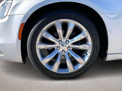 Used 2019 Chrysler 300 Touring w/ Chrome Appearance Package image 33