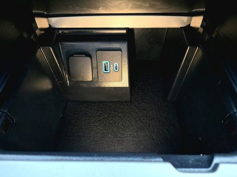 Used 2021 Ford Explorer XLT image 34