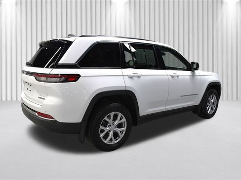 Used 2022 Jeep Grand Cherokee Limited w/ MOPAR Finishing Package AWD/4WD image 3