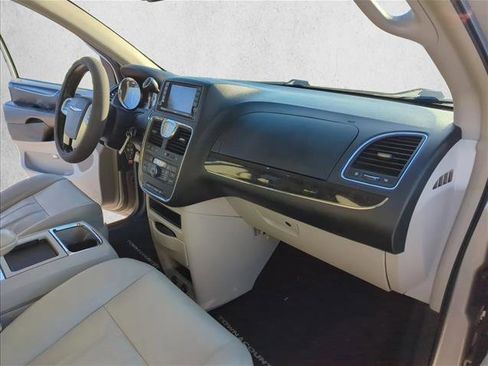 Used 2013 Chrysler Town & Country Touring image 26