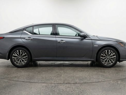 Used 2025 Nissan Altima 2.5 SV image 11