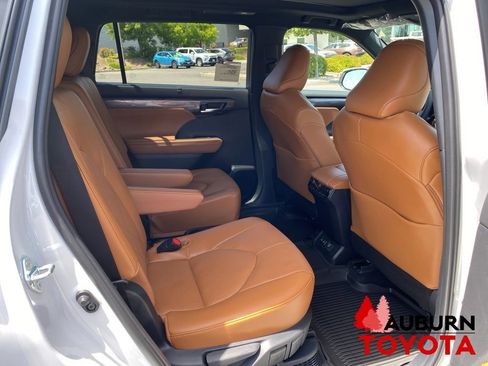 New 2026 Toyota Highlander Platinum AWD/4WD image 14