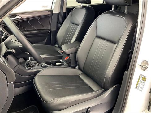 Used 2023 Volkswagen Tiguan SE AWD/4WD image 17