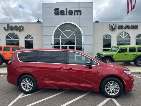 New 2026 Chrysler Pacifica Select image 1