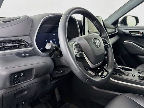 Used 2025 Toyota Highlander XSE AWD/4WD image 4