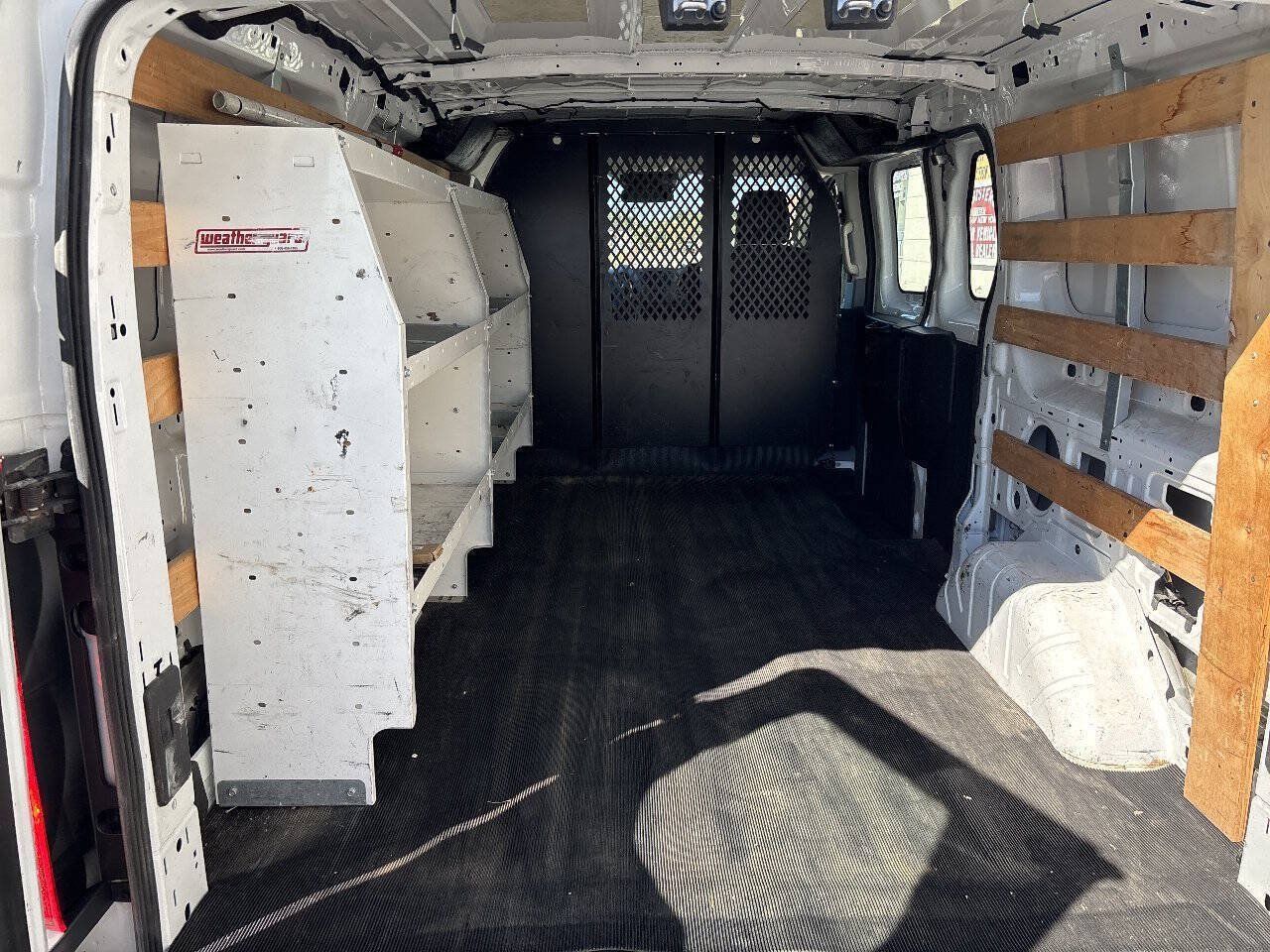 Used 2018 Ford Transit 250 130 Low Roof w/ Exterior Upgrade Package RWD image 9
