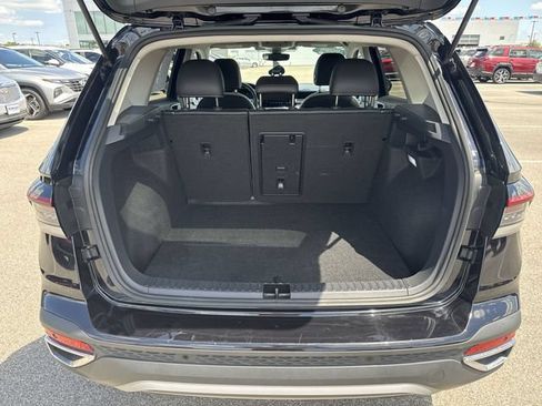 Used 2025 Volkswagen Taos SE AWD/4WD image 15