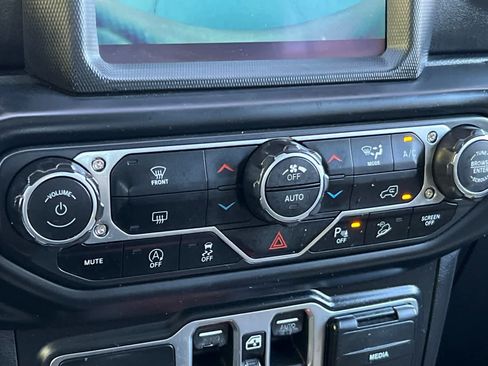 Used 2018 Jeep Wrangler Unlimited Sahara AWD/4WD image 23