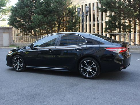 Used 2018 Toyota Camry SE w/ Moonroof Package FWD image 9