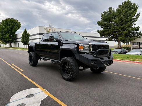 Used 2018 GMC Sierra 2500 Denali w/ Duramax Plus Package AWD/4WD image 7