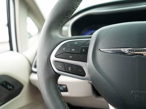 Used 2024 Chrysler Pacifica Touring-L FWD image 26