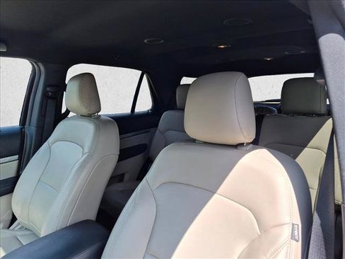 Used 2019 Ford Explorer XLT w/ Equipment Group 202A FWD image 14