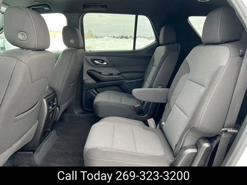 Certified 2023 Chevrolet Traverse LT w/ Rear Camera Mirror Package image 4