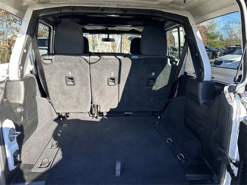 Used 2018 Jeep Wrangler Unlimited Sahara image 14