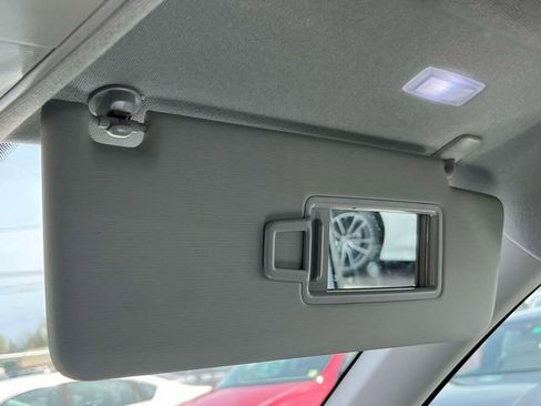 Used 2024 Volkswagen Tiguan SE image 39