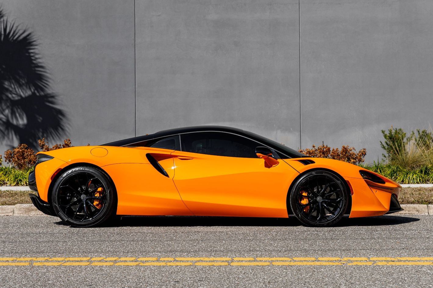 Used 2025 McLaren Artura RWD image 7
