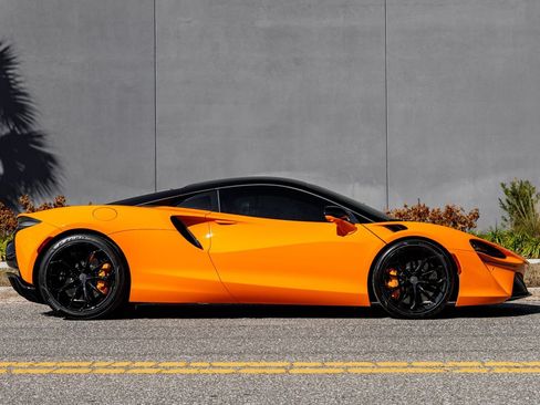 Used 2025 McLaren Artura RWD image 7