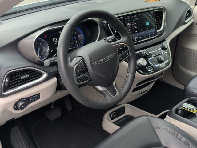 Used 2024 Chrysler Pacifica Touring-L FWD image 12