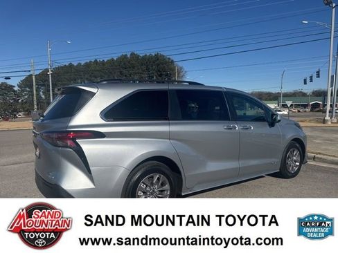 Used 2021 Toyota Sienna XLE image 3