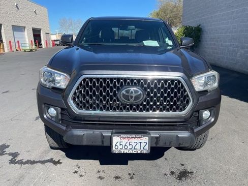 Used 2019 Toyota Tacoma TRD Off-Road image 2