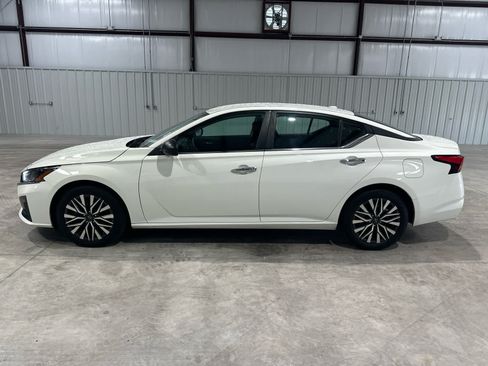 Used 2025 Nissan Altima 2.5 SV FWD image 2