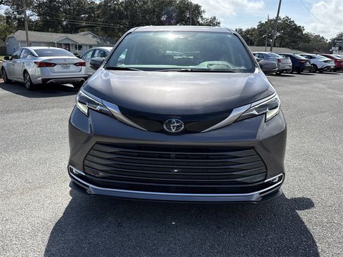 Used 2023 Toyota Sienna Platinum image 8
