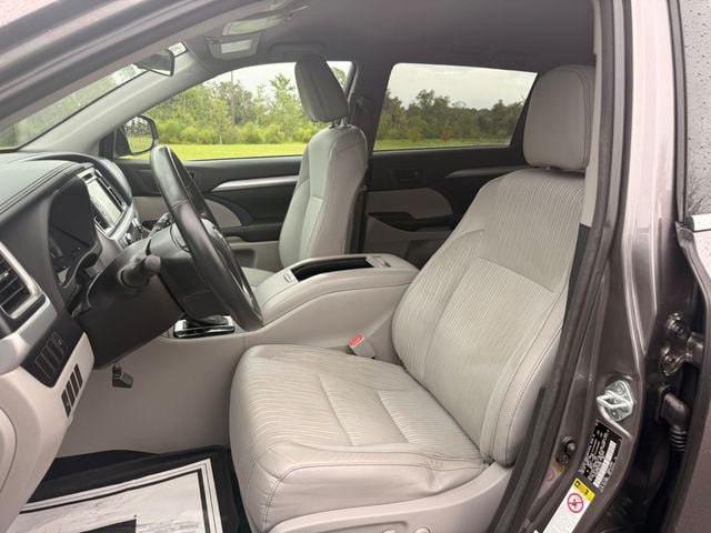 Used 2016 Toyota Highlander Plus FWD image 5