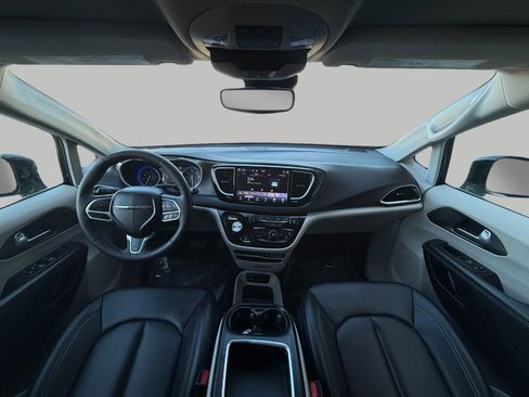 Used 2024 Chrysler Pacifica Touring-L image 5