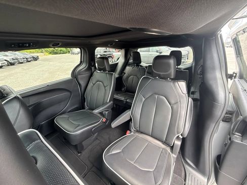 Used 2024 Chrysler Pacifica Limited w/ S Appearance Package FWD image 13